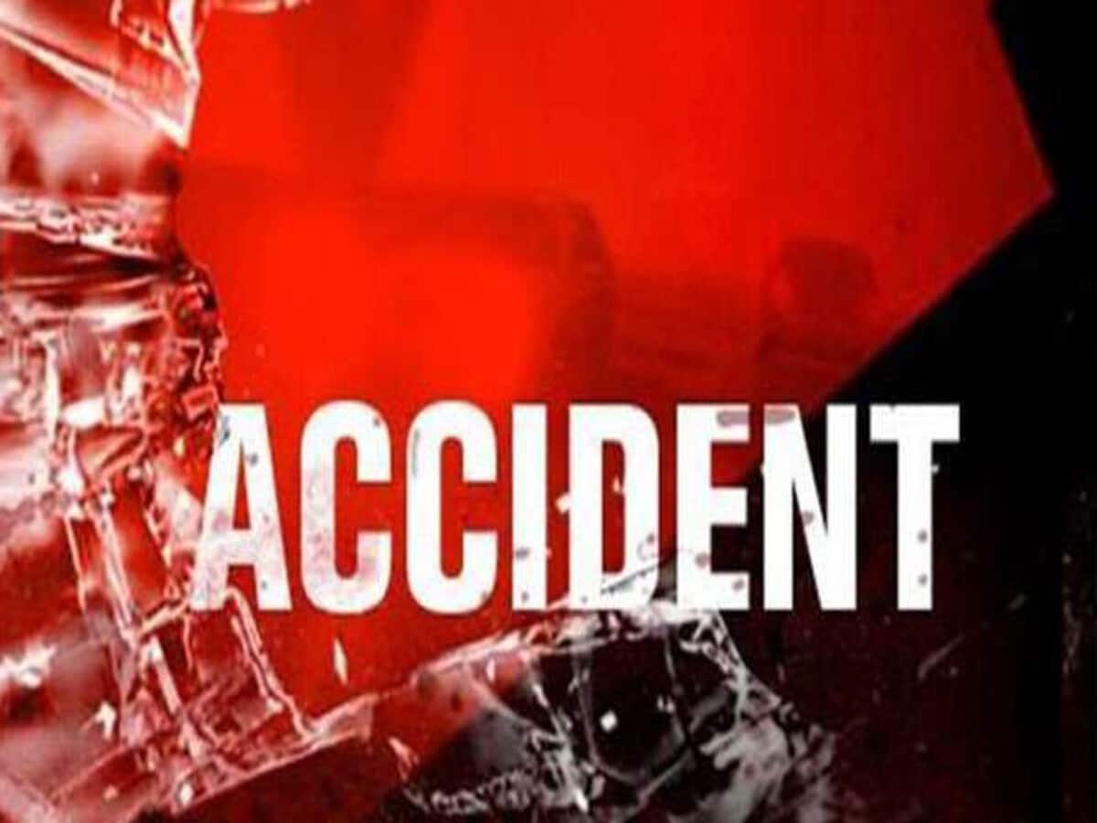 दौसा में सो रहे 11 लोगों को बेकाबू कार ने कुचला, 3 की मौत, 6 की हालत गंभीर दौसा में सो रहे 11 लोगों को बेकाबू कार ने कुचला, 3 की मौत, 6 की हालत गंभीर