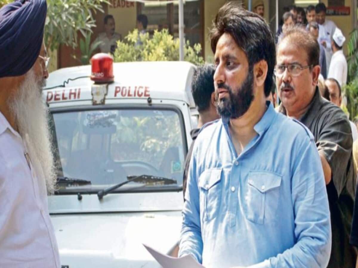 वक्फ बोर्ड मामला: अमानतुल्लाह खान से 13 घंटे पूछताछ, आधी रात को ईडी कार्यालय से निकले वक्फ बोर्ड मामला: अमानतुल्लाह खान से 13 घंटे पूछताछ, आधी रात को ईडी कार्यालय से निकले