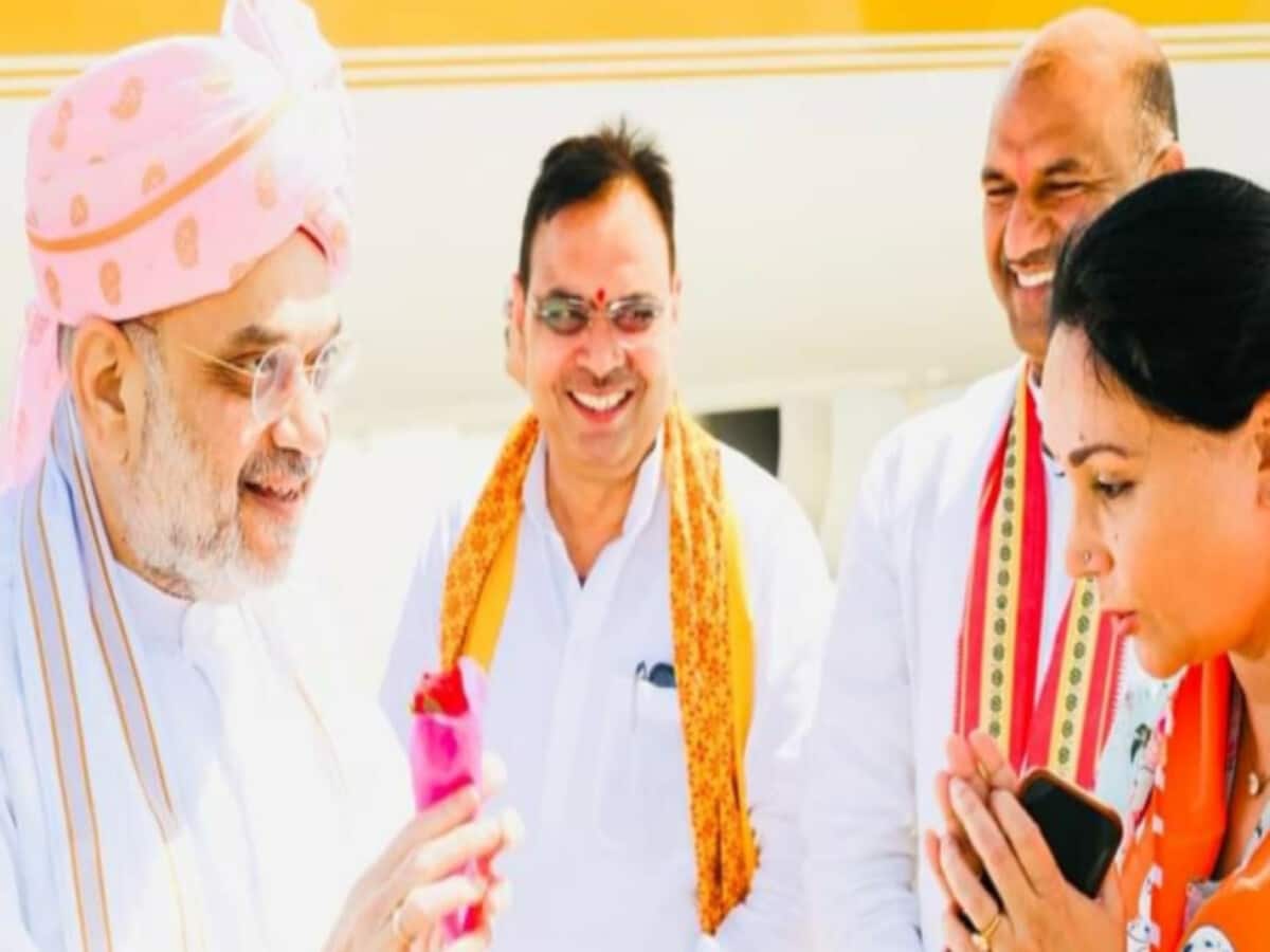 Road show to Amit Shah in Sikar covered distance of one and a half kilometer in open jeep Road show to Amit Shah in Sikar covered distance of one and a half kilometer in open jeep