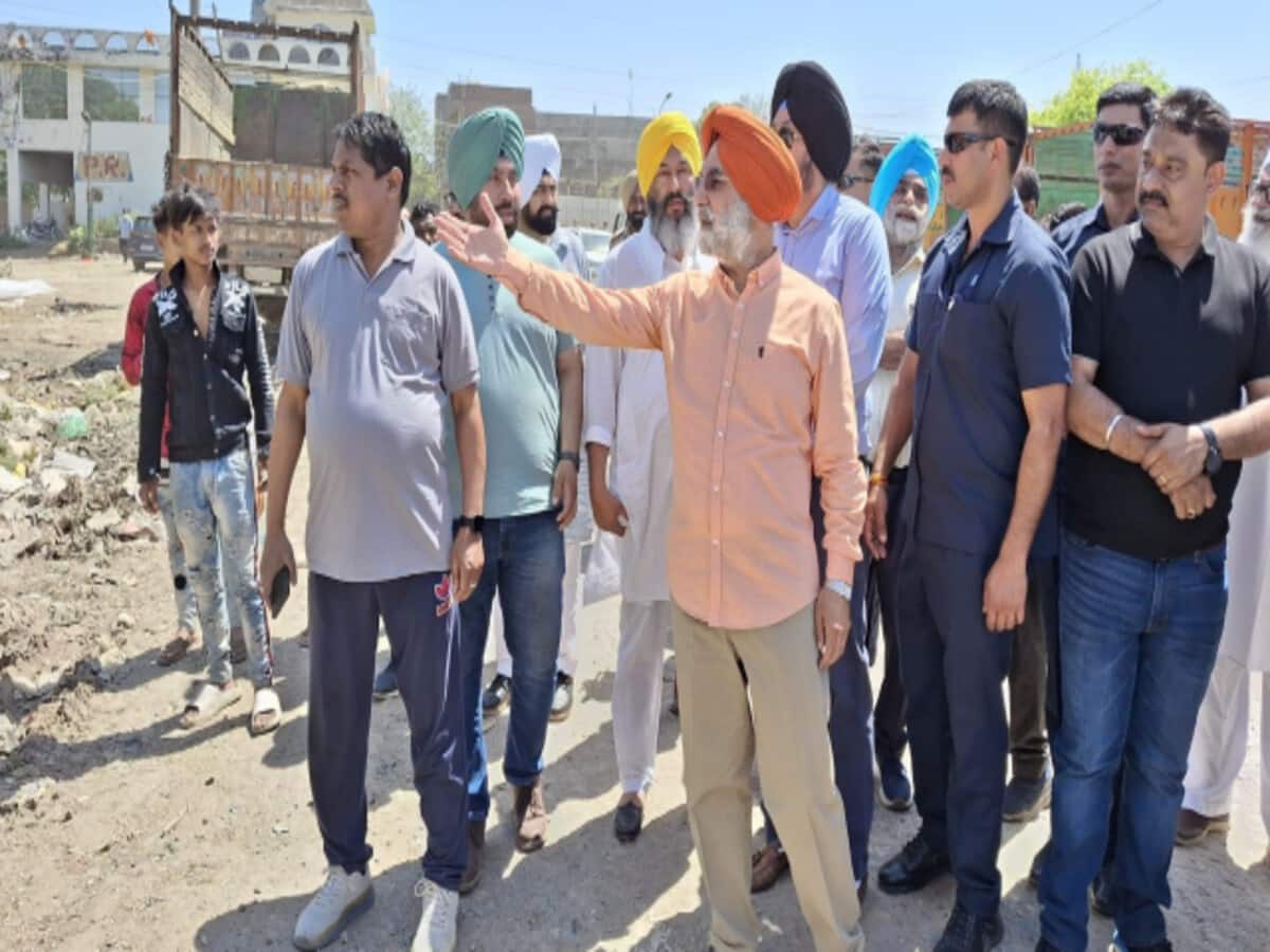 अमेरिकी राजदूत से भाजपा उम्मीदवार बने तरणजीत संधू का भारी विरोध, काफिला रोका; काले झंडे दिखाए अमेरिकी राजदूत से भाजपा उम्मीदवार बने तरणजीत संधू का भारी विरोध, काफिला रोका; काले झंडे दिखाए