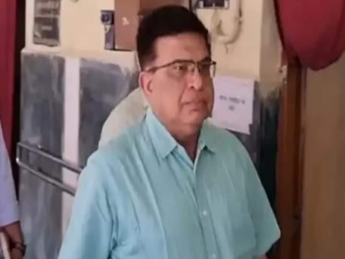 शराब घोटाले में गिरफ्तार रिटायर IAS टुटेजा की मुश्किलें बढ़ी, सीएम साय को लिखकर दी सफाई शराब घोटाले में गिरफ्तार रिटायर IAS टुटेजा की मुश्किलें बढ़ी, सीएम साय को लिखकर दी सफाई