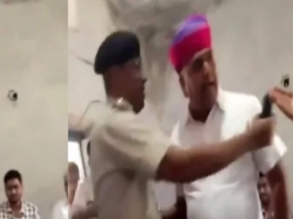 बीजेपी विधायक बाबूसिंह राठौड़ ने जवानों को धमकाया, वीडियो वायरल बीजेपी विधायक बाबूसिंह राठौड़ ने जवानों को धमकाया, वीडियो वायरल