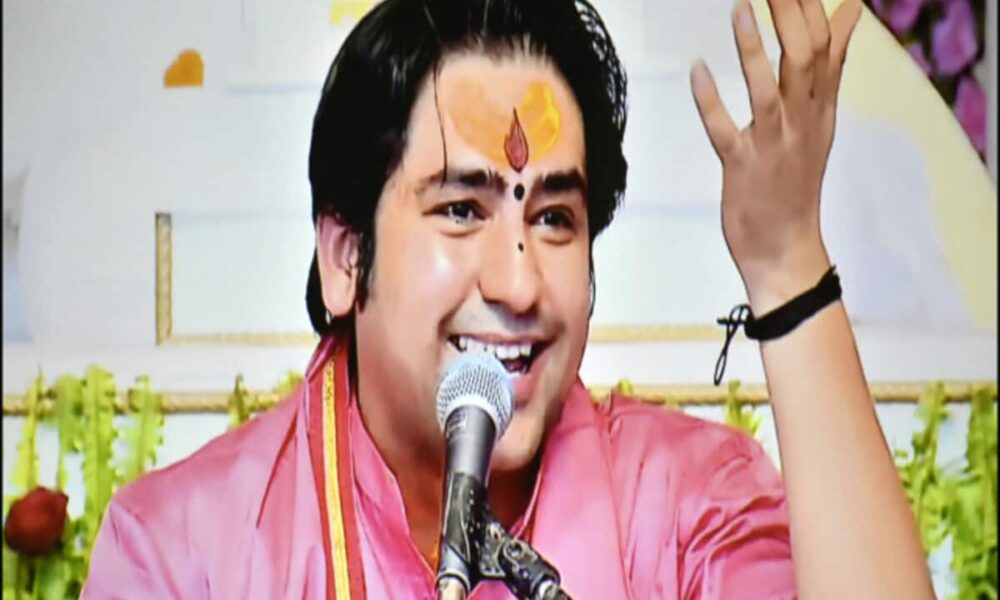 बागेश्वर बाबा धीरेंद्र शास्त्री को 'सिर तन से जुदा' करने की धमकी, बरेली के युवक ने FB पर लगाया विवादित स्टेटस