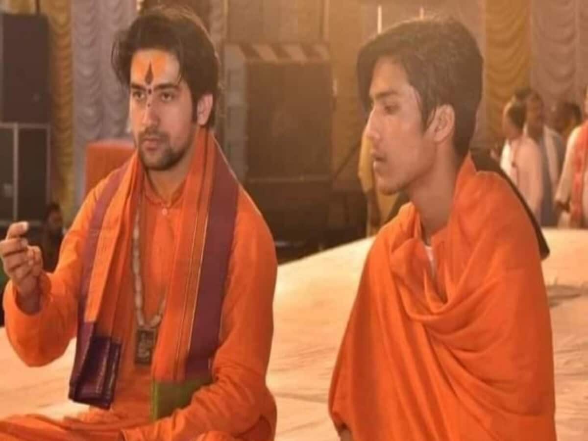 बागेश्वर धाम के पंडित धीरेंद्र शास्त्री के भाई ने कर दिया नया कांड, इन धाराओं में दर्ज हुई FIR बागेश्वर धाम के पंडित धीरेंद्र शास्त्री के भाई ने कर दिया नया कांड, इन धाराओं में दर्ज हुई FIR