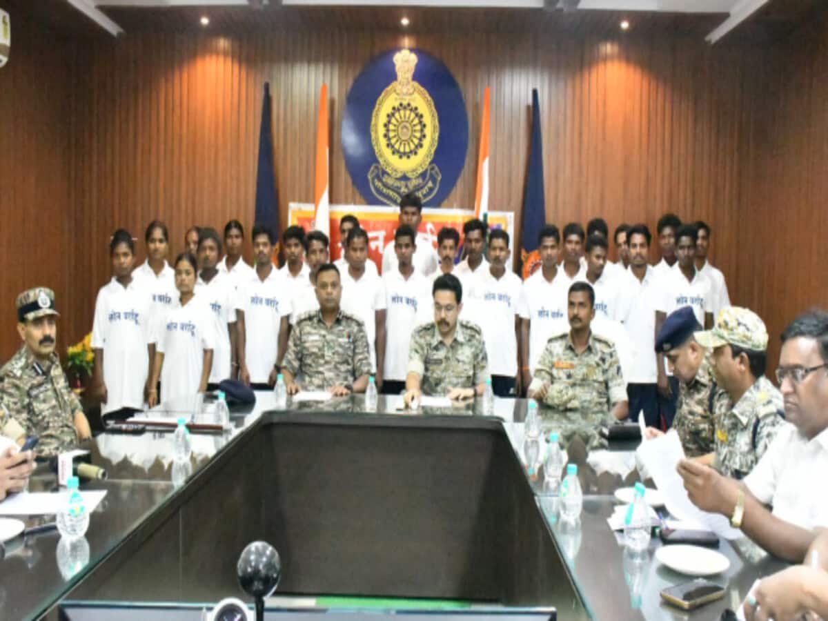 लोकसभा चुनाव से पहले फोर्स को मिली बड़ी सफलता, हिंसा का रास्ता छोड़ 26 नक्सलियों का सरेंडर लोकसभा चुनाव से पहले फोर्स को मिली बड़ी सफलता, हिंसा का रास्ता छोड़ 26 नक्सलियों का सरेंडर