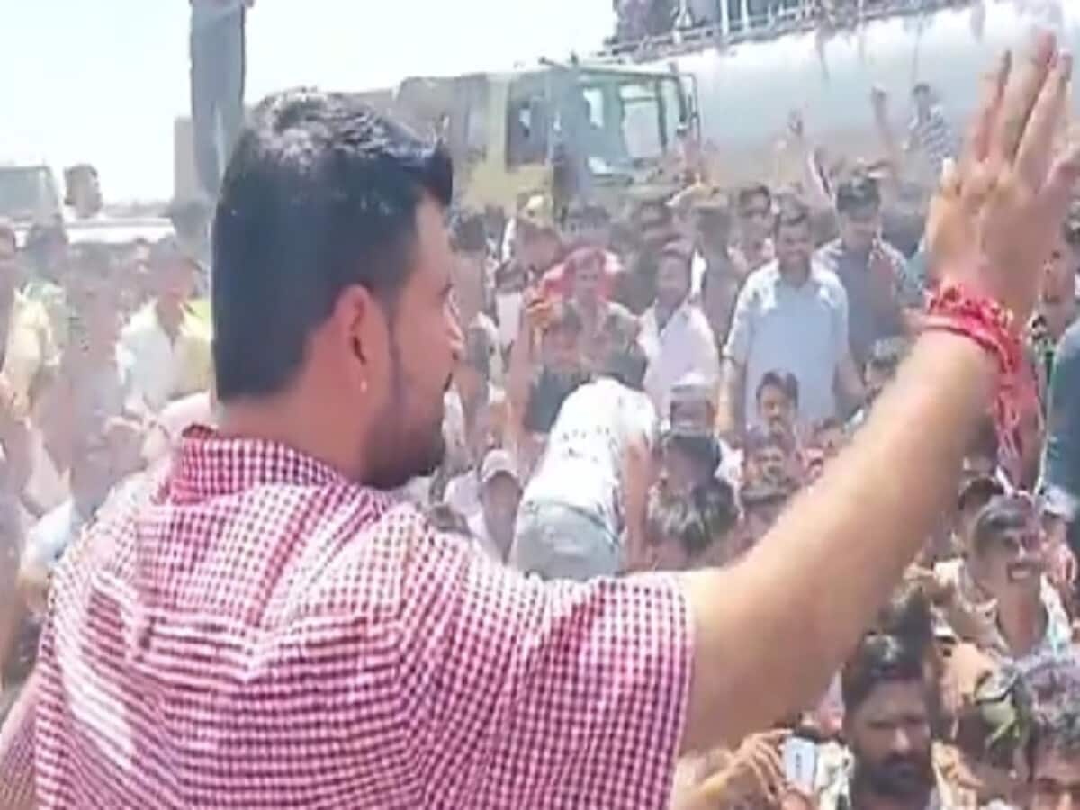 रविंद्र सिंह भाटी को सोशल मीडिया पर जान से मारने की धमकी, धरना खत्म रविंद्र सिंह भाटी को सोशल मीडिया पर जान से मारने की धमकी, धरना खत्म