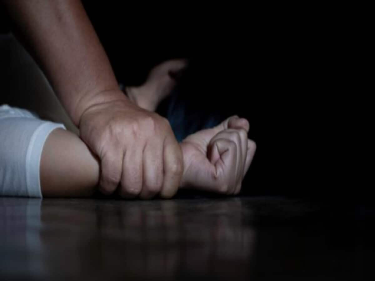 MP में नाबालिग के साथ गैंगरेप, अस्पताल में भर्ती लड़की; पुलिस का ऐक्शन MP में नाबालिग के साथ गैंगरेप, अस्पताल में भर्ती लड़की; पुलिस का ऐक्शन