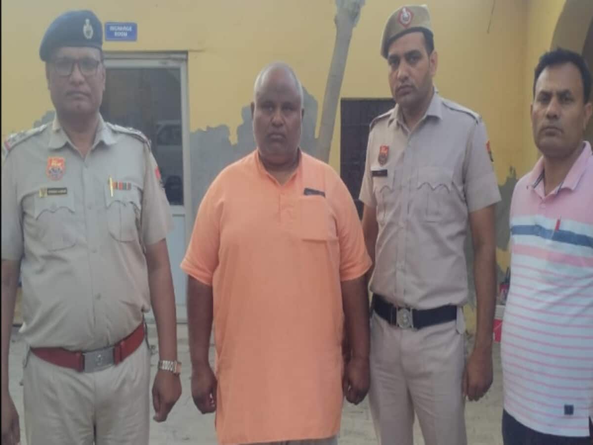 Bittu Bajrangi Arrested : नूंह हिंसा का आरोपी बिट्टू बजरंगी फिर गिरफ्तार, वायरल वीडियो पर फरीदाबाद पुलिस का ऐक्शन Bittu Bajrangi Arrested : नूंह हिंसा का आरोपी बिट्टू बजरंगी फिर गिरफ्तार, वायरल वीडियो पर फरीदाबाद पुलिस का ऐक्शन