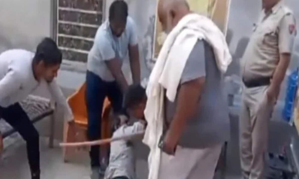 पुलिस के सामने सरेआम युवक को दी 'तालिबानी सजा', नूंह हिंसा के आरोपी बिट्टू बजरंगी पर FIR; छिन सकती है सुरक्षा