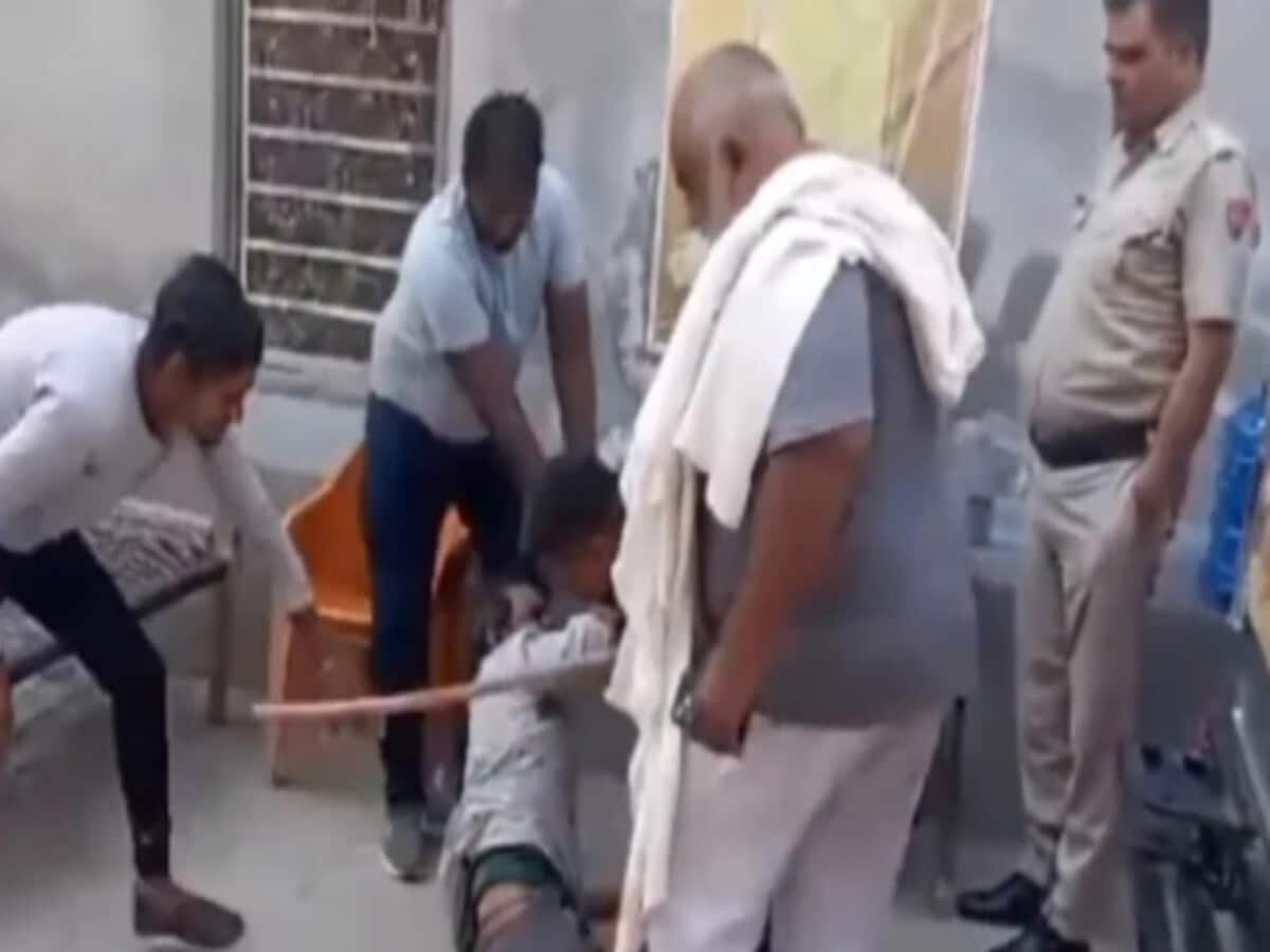 पुलिस के सामने सरेआम युवक को दी 'तालिबानी सजा', नूंह हिंसा के आरोपी बिट्टू बजरंगी पर FIR; छिन सकती है सुरक्षा पुलिस के सामने सरेआम युवक को दी 'तालिबानी सजा', नूंह हिंसा के आरोपी बिट्टू बजरंगी पर FIR; छिन सकती है सुरक्षा