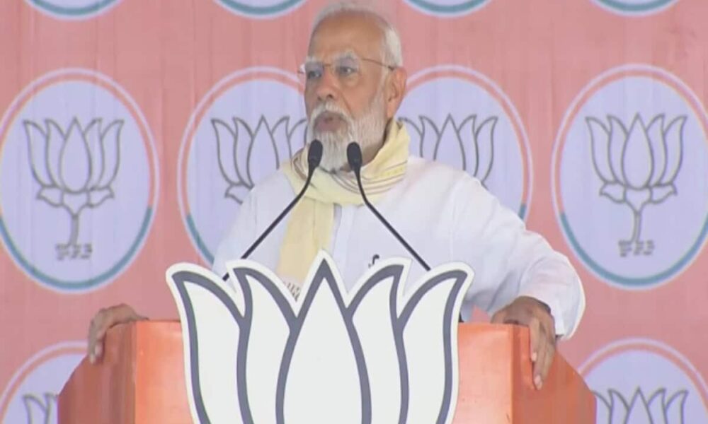 pm modi cm yogi rally in amroha loksabha election 2024 first phase voting today pm criticized sp congress bsp