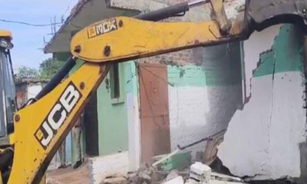 गुना में महिला के साथ हैवानियत करने वाले के खिलाफ बड़ी कार्रवाई, घर पर चला बुलडोजर; फेविक्विक से चिपकाए थे होंठ