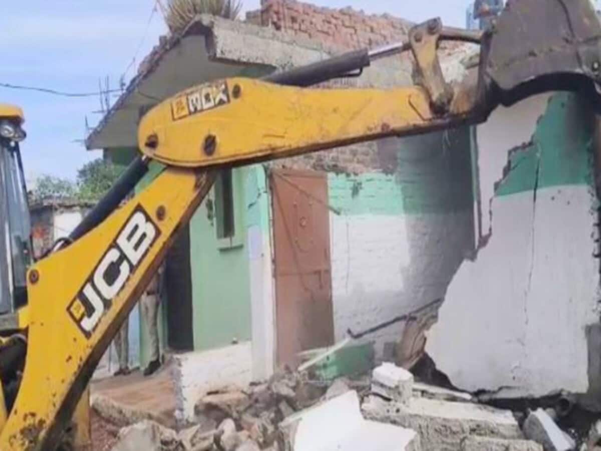 गुना में महिला के साथ हैवानियत करने वाले के खिलाफ बड़ी कार्रवाई, घर पर चला बुलडोजर; फेविक्विक से चिपकाए थे होंठ गुना में महिला के साथ हैवानियत करने वाले के खिलाफ बड़ी कार्रवाई, घर पर चला बुलडोजर; फेविक्विक से चिपकाए थे होंठ