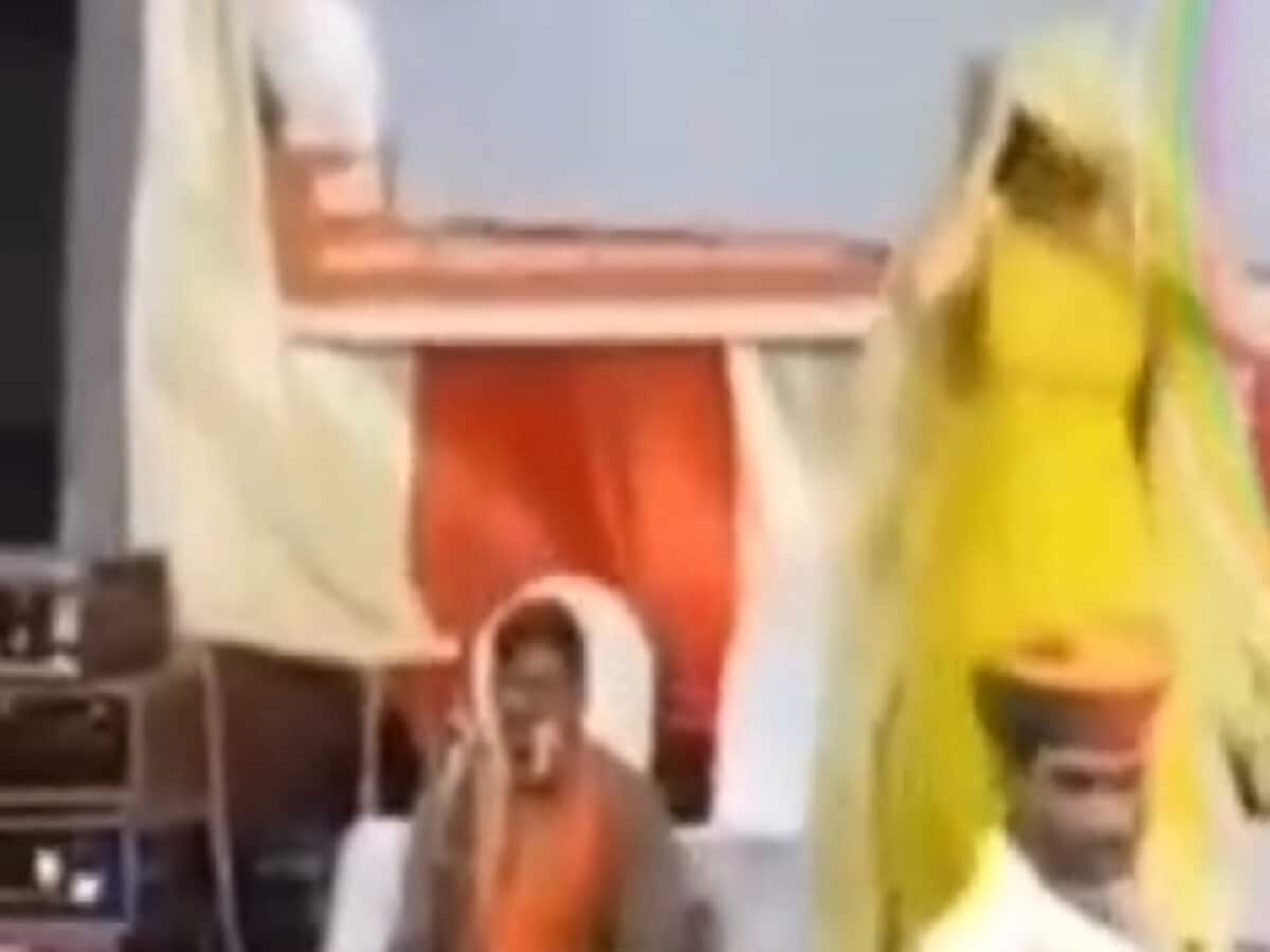 Lok Sabha elections: अलवर में केंद्रीय मंत्री भूपेंद्र यादव की सभा में लगे ठुमके, वीडियो वायरल Lok Sabha elections: अलवर में केंद्रीय मंत्री भूपेंद्र यादव की सभा में लगे ठुमके, वीडियो वायरल