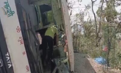 बस हाईवे में सड़क पर पलटी, यात्रियों में मची चीख-पुकार; 2 गंभीर