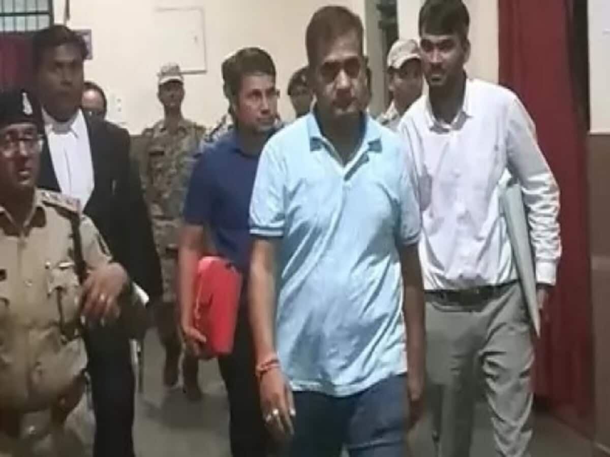 छत्तीसगढ़ शराब घोटाला: आबकारी विभाग के पूर्व सचिव गिरफ्तार, एसीबी की पूछताछ का दौर जारी छत्तीसगढ़ शराब घोटाला: आबकारी विभाग के पूर्व सचिव गिरफ्तार, एसीबी की पूछताछ का दौर जारी