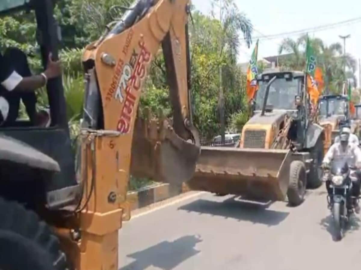 योगी के रोड शो में बुलडोजर का काफिला, सीएम ने की छत्तीसगढ़ के भाचा राम से लेकर अयोध्या के राम की बात योगी के रोड शो में बुलडोजर का काफिला, सीएम ने की छत्तीसगढ़ के भाचा राम से लेकर अयोध्या के राम की बात
