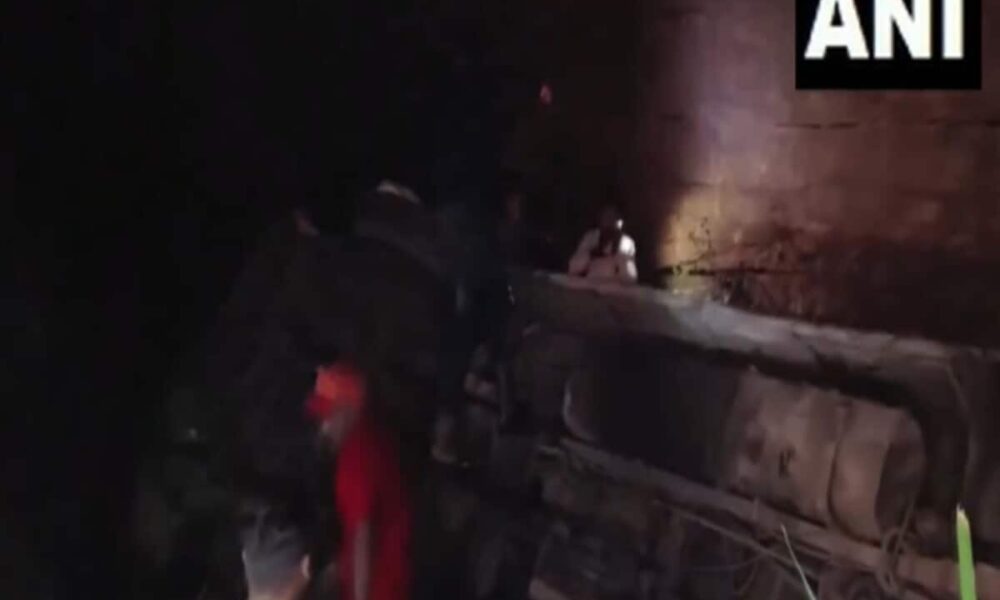 chhattisgarh news many people have been killed and several others injured after bus went into mine in durg – छत्तीसगढ़ में बड़ा हादसा, 50 फुट गहरी खदान में गिरी बस, 11 की मौत 16 जख्मी