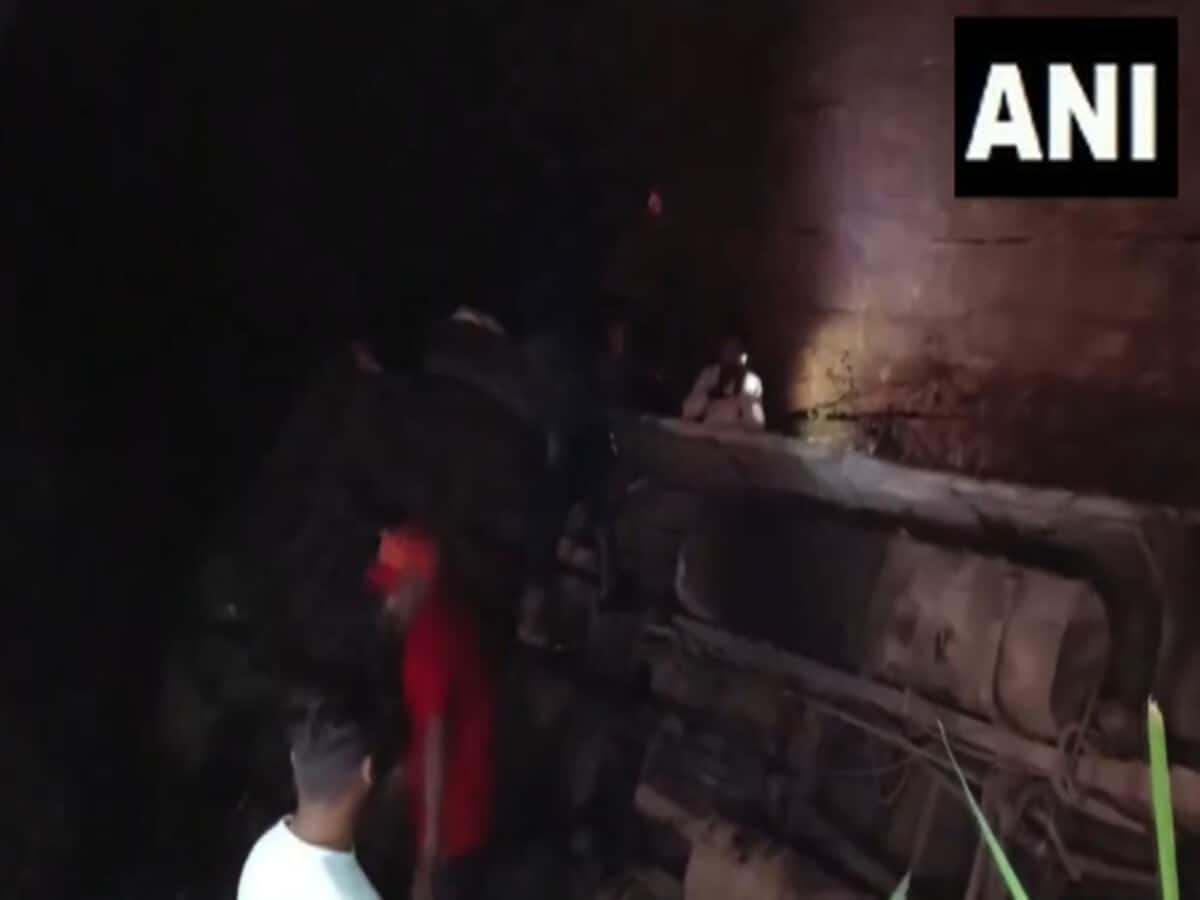 chhattisgarh news many people have been killed and several others injured after bus went into mine in durg – छत्तीसगढ़ में बड़ा हादसा, 50 फुट गहरी खदान में गिरी बस, 11 की मौत 16 जख्मी chhattisgarh news many people have been killed and several others injured after bus went into mine in durg – छत्तीसगढ़ में बड़ा हादसा, 50 फुट गहरी खदान में गिरी बस, 11 की मौत 16 जख्मी