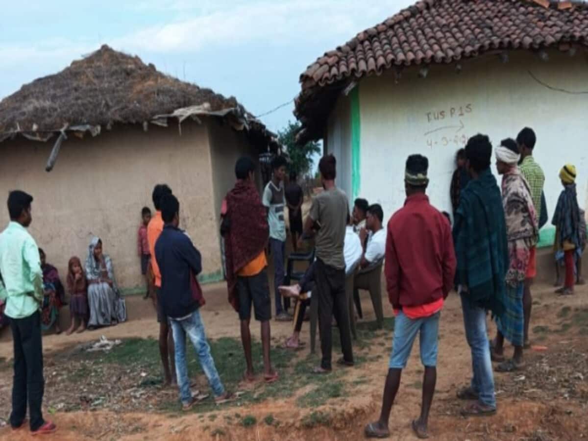 देर रात झोपड़ी में लगी आग, अंदर सो रहे तीन मासूम जिंदा जले, मां का अब तक कोई पता नहीं देर रात झोपड़ी में लगी आग, अंदर सो रहे तीन मासूम जिंदा जले, मां का अब तक कोई पता नहीं