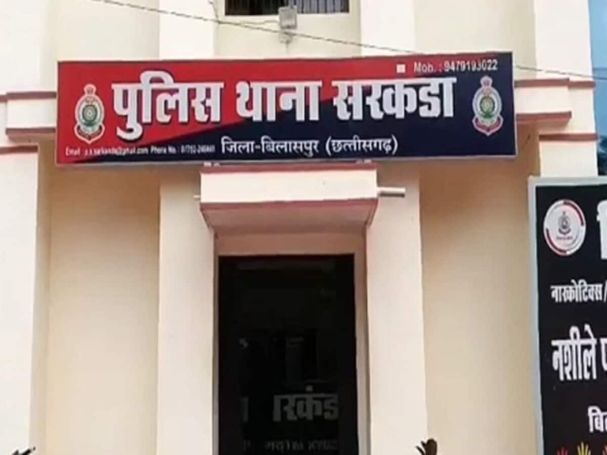 बुर्का पहनकर फरार होने वाला था कांग्रेसी नेता, पुलिस ने किया गिरफ्तार, आत्महत्या के लिए उकसाने का आरोप बुर्का पहनकर फरार होने वाला था कांग्रेसी नेता, पुलिस ने किया गिरफ्तार, आत्महत्या के लिए उकसाने का आरोप