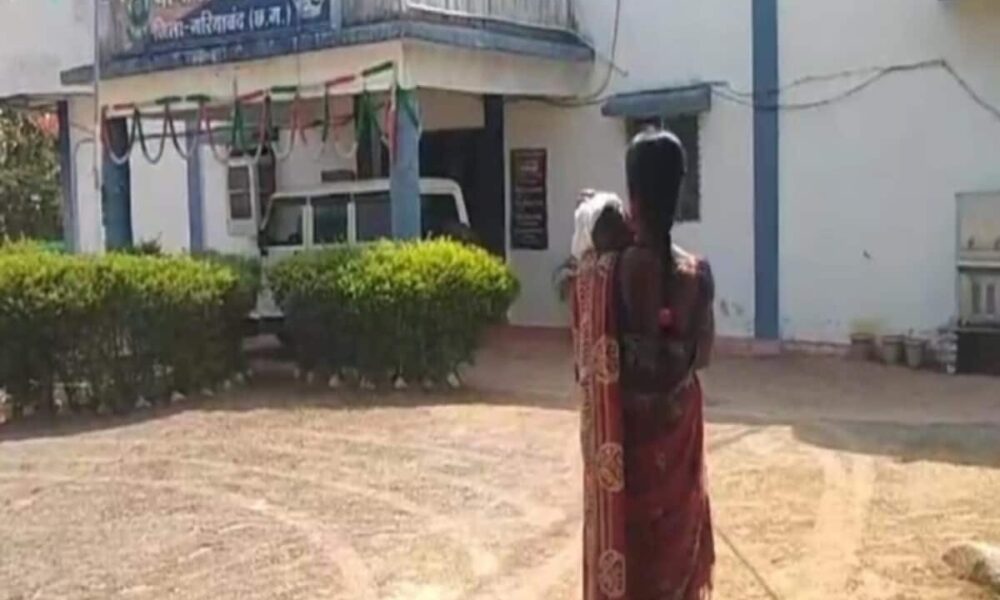 पति भगा कर ले आया पड़ोस की नाबालिक लड़की, परिवार पर प्रताड़ित करने के आरोप लगाते हुए दूध मुहे बच्चे को थाने लेकर पहुंची मां