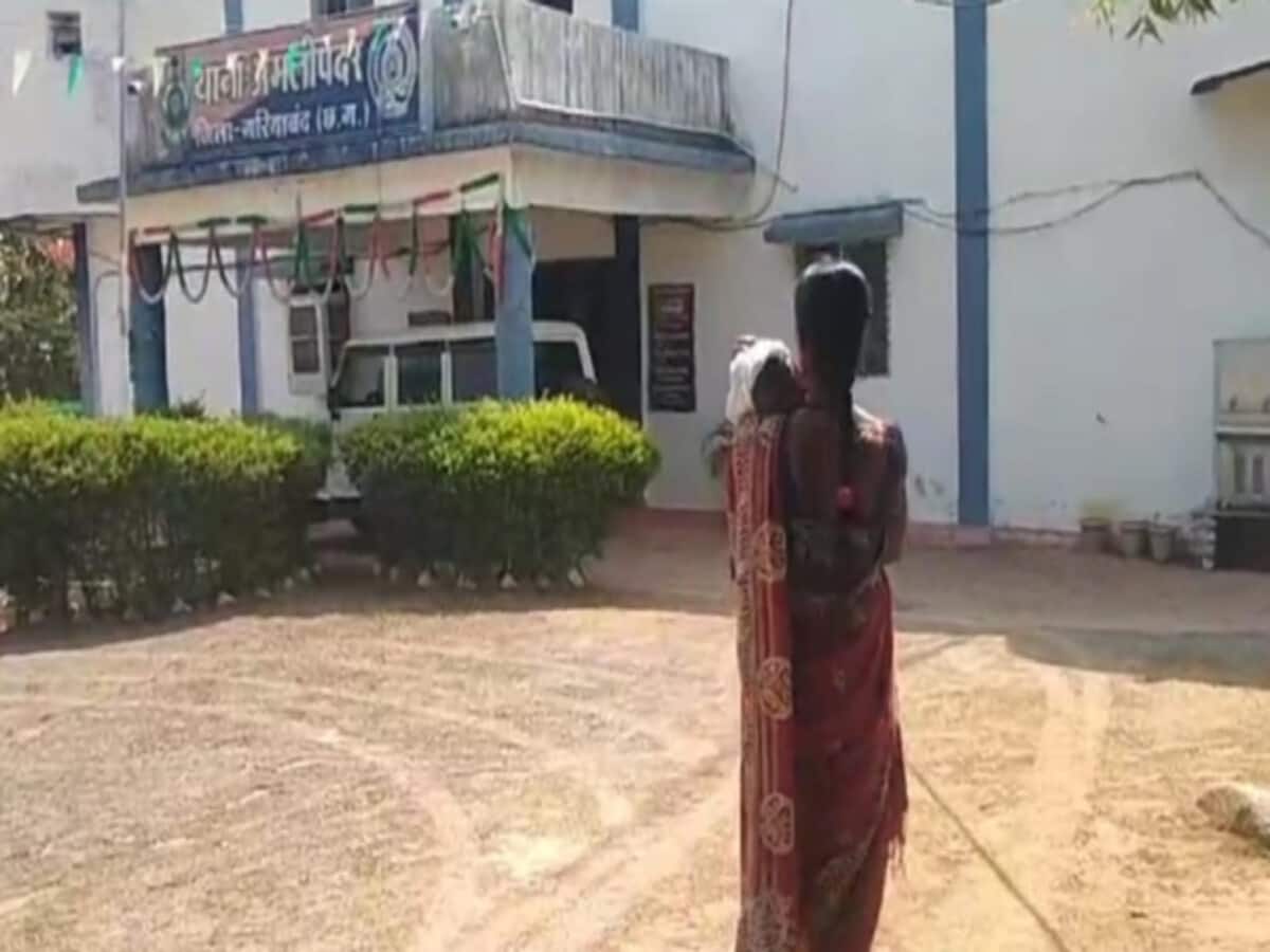 पति भगा कर ले आया पड़ोस की नाबालिक लड़की, परिवार पर प्रताड़ित करने के आरोप लगाते हुए दूध मुहे बच्चे को थाने लेकर पहुंची मां पति भगा कर ले आया पड़ोस की नाबालिक लड़की, परिवार पर प्रताड़ित करने के आरोप लगाते हुए दूध मुहे बच्चे को थाने लेकर पहुंची मां