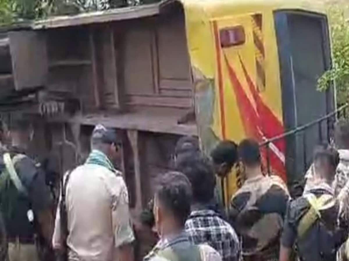 A bus full of soldiers returning from election duty met with an accident more than 12 soldiers injured accident happened near Jagdalpur A bus full of soldiers returning from election duty met with an accident more than 12 soldiers injured accident happened near Jagdalpur