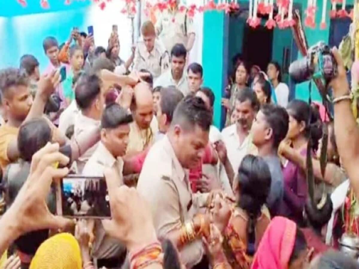 जूते-चप्पल से हुआ बारातियों का स्वागत, घर के सामने जमकर हुई दूल्हे की पिटाई जूते-चप्पल से हुआ बारातियों का स्वागत, घर के सामने जमकर हुई दूल्हे की पिटाई