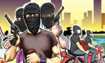 Liquor shop robbed at gunpoint robbers took away 20 lakh cash incident captured on CCTV