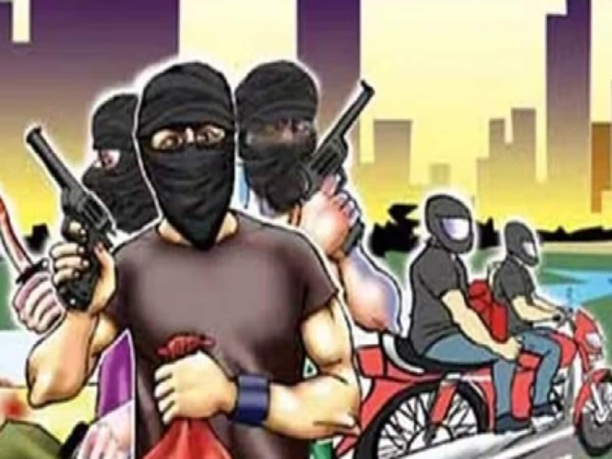 Liquor shop robbed at gunpoint robbers took away 20 lakh cash incident captured on CCTV Liquor shop robbed at gunpoint robbers took away 20 lakh cash incident captured on CCTV