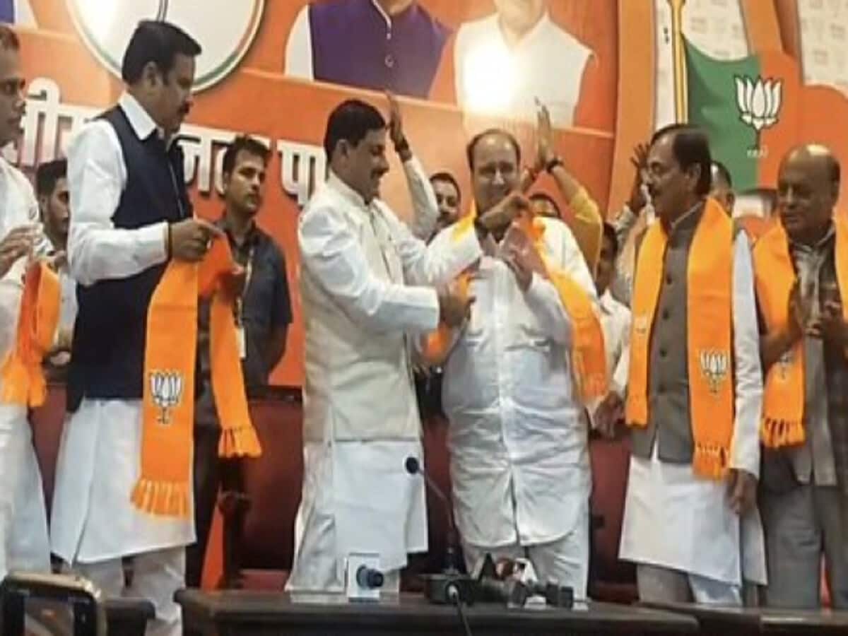 मध्य प्रदेश में कांग्रेस को एक और झटका, कमलनाथ के करीबी और पूर्व मंत्री दीपक सक्सेना ने भाजपा का दामन थामा मध्य प्रदेश में कांग्रेस को एक और झटका, कमलनाथ के करीबी और पूर्व मंत्री दीपक सक्सेना ने भाजपा का दामन थामा
