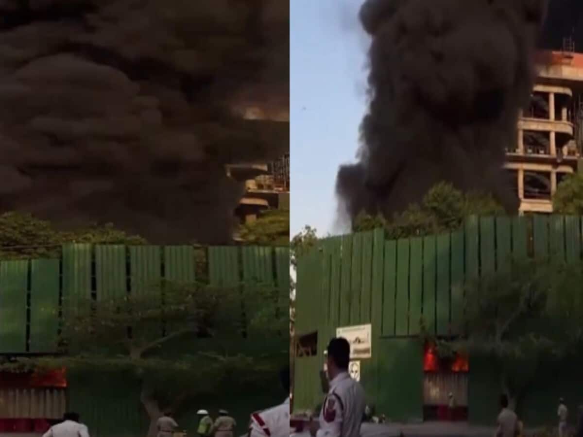 delhi viral video news fire breaks out at under construction central secretariat building – दिल्ली में निर्माणाधीन केंद्रीय सचिवालय की इमारत में आग, दमकल की 8 गाड़ियों ने पाया काबू delhi viral video news fire breaks out at under construction central secretariat building – दिल्ली में निर्माणाधीन केंद्रीय सचिवालय की इमारत में आग, दमकल की 8 गाड़ियों ने पाया काबू