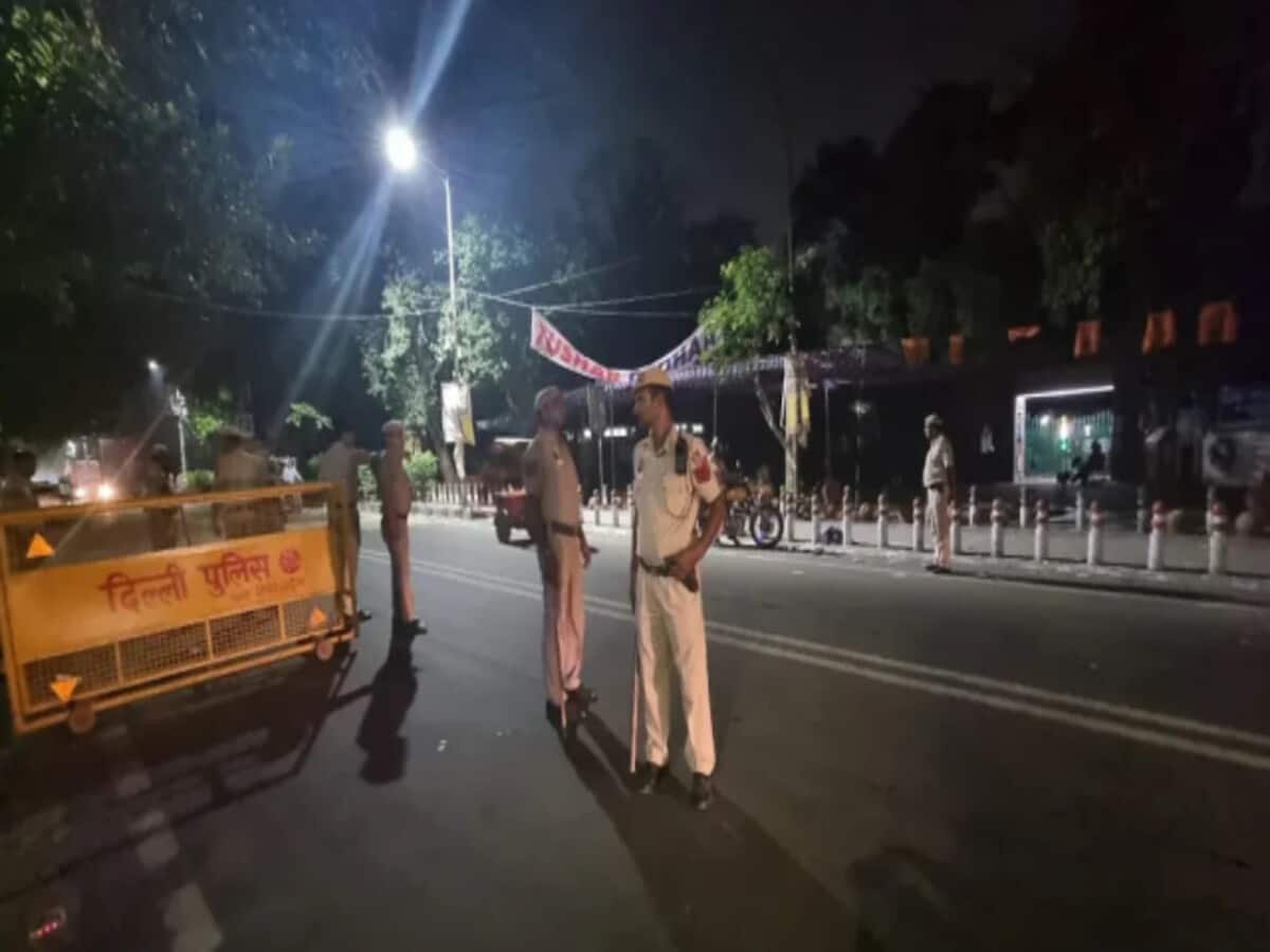 दिल्ली पुलिस से बदला लेने को बनाई रील, हवालात पहुंचा 20 साल का लड़का; क्या है मामला दिल्ली पुलिस से बदला लेने को बनाई रील, हवालात पहुंचा 20 साल का लड़का; क्या है मामला