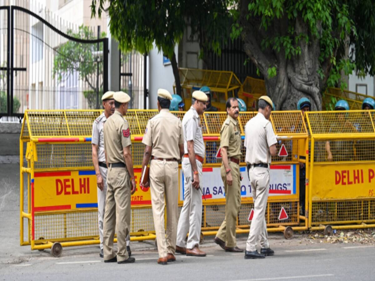 रंजिश या गैंगवार? दिल्ली के अलीपुर में गोगी गैंग के बदमाश को सरेराह गोलियों से भून डाला, टिल्लू गिरोह पर शक रंजिश या गैंगवार? दिल्ली के अलीपुर में गोगी गैंग के बदमाश को सरेराह गोलियों से भून डाला, टिल्लू गिरोह पर शक