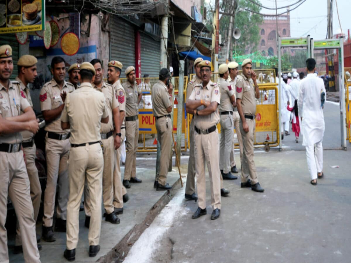 पत्नी से फोन पर बात करने से गुस्साए शख्स ने दोस्त की ले ली जान, दिल्ली में वारदात पत्नी से फोन पर बात करने से गुस्साए शख्स ने दोस्त की ले ली जान, दिल्ली में वारदात