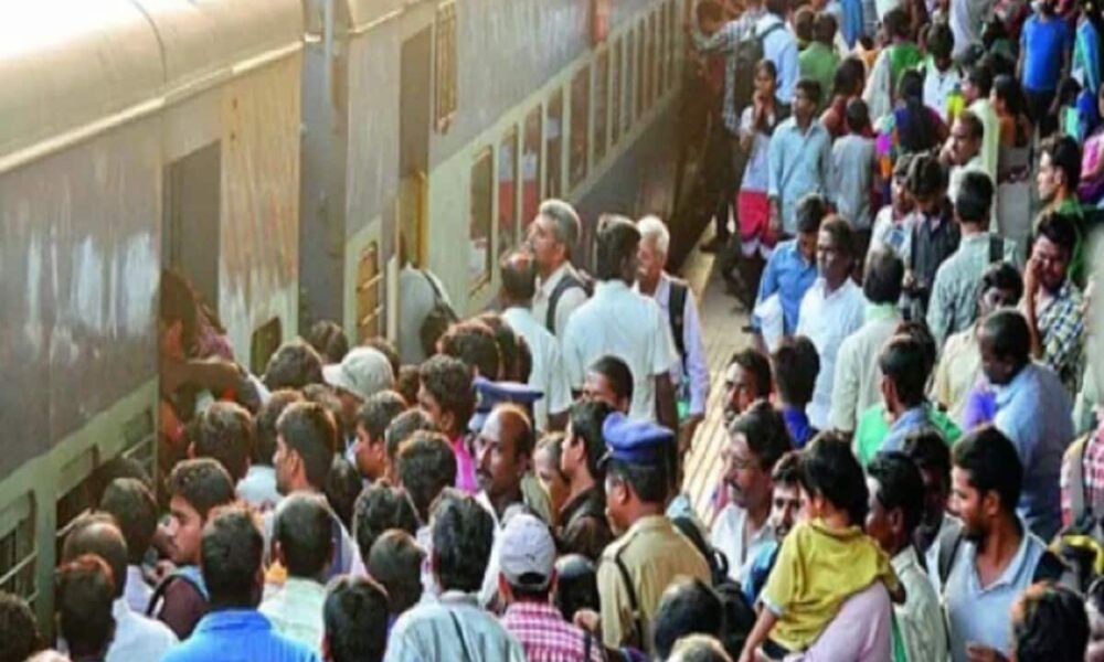 दिल्ली-UP के लखनऊ और हावड़ा जाने वाली ट्रेनें पैक, सीटों की वेटिंग 100 के पार