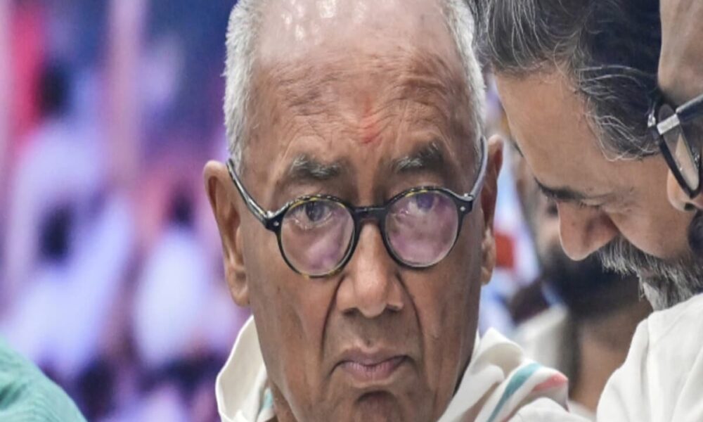 digvijay singh termed withdrawal of akshay kanti bomb name in indore lok sabha seat as big betrayal – इंदौर में टिकट तो आपके कोटे से दिया गया था, बम के नाम वापस लेने पर क्या बोले दिग्विजय