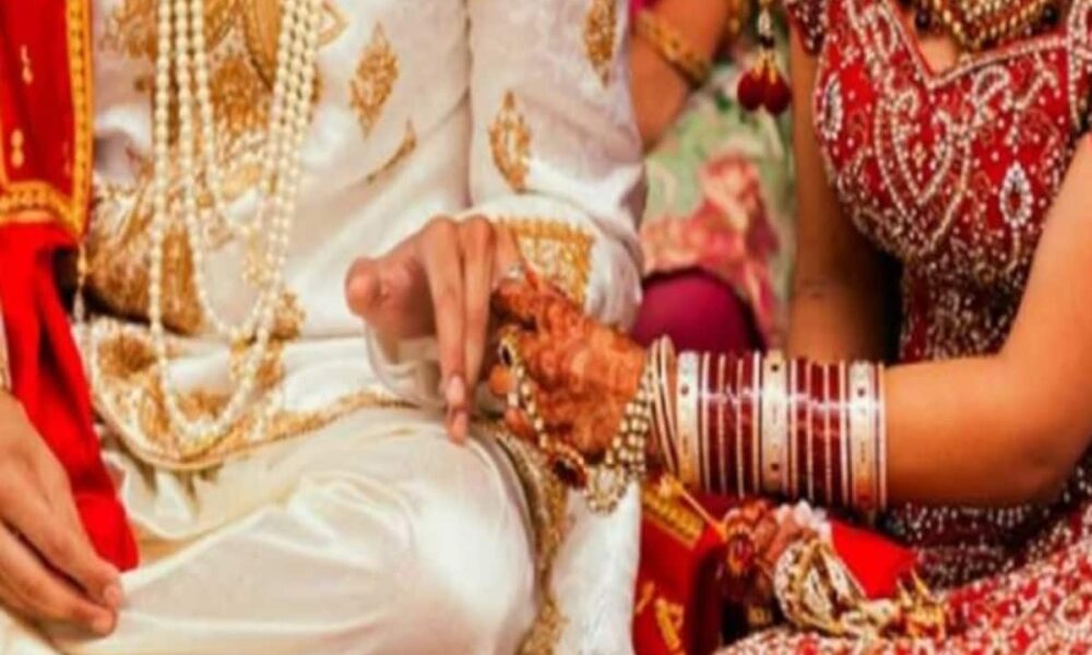 बारात से पहले धार्मिक स्थल के बाहर हंगामा, डीजे बजाने पर 10 घायल
