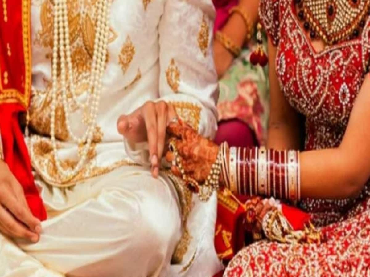 बारात से पहले धार्मिक स्थल के बाहर हंगामा, डीजे बजाने पर 10 घायल बारात से पहले धार्मिक स्थल के बाहर हंगामा, डीजे बजाने पर 10 घायल