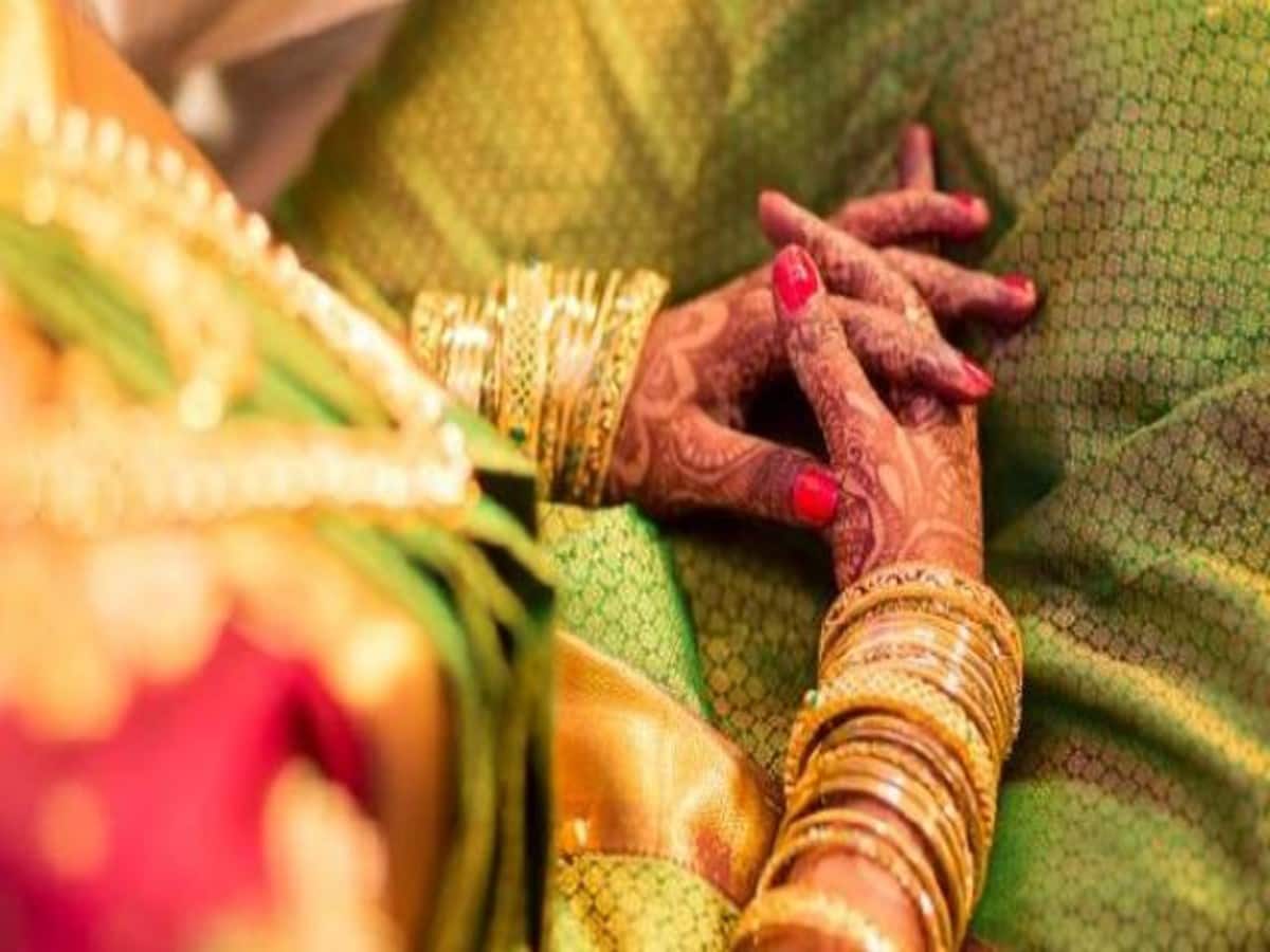 दूल्हे के हाथ पर कौन सा था निशान? देखते ही दुल्हन का चढ़ा पारा, जयमाल से पहले ही खड़ा हो गया बखेड़ा दूल्हे के हाथ पर कौन सा था निशान? देखते ही दुल्हन का चढ़ा पारा, जयमाल से पहले ही खड़ा हो गया बखेड़ा