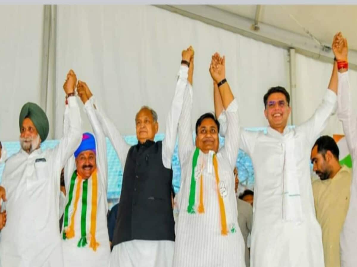 गहलोत-पायलट ने गजेंद्र सिंह शेखावत के खिलाफ क्यों दिखाई एकजुटता, मजबूरी या रणनीति गहलोत-पायलट ने गजेंद्र सिंह शेखावत के खिलाफ क्यों दिखाई एकजुटता, मजबूरी या रणनीति