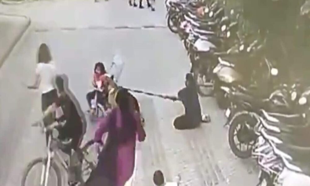 ghaziabad viral video news six year old girl bitten by german shepherd during riding her cycle – गाजियाबाद में खेल रही बच्ची पर जर्मन शेफर्ड कुत्ते का अटैक, मां की मुस्तैदी से बची जान