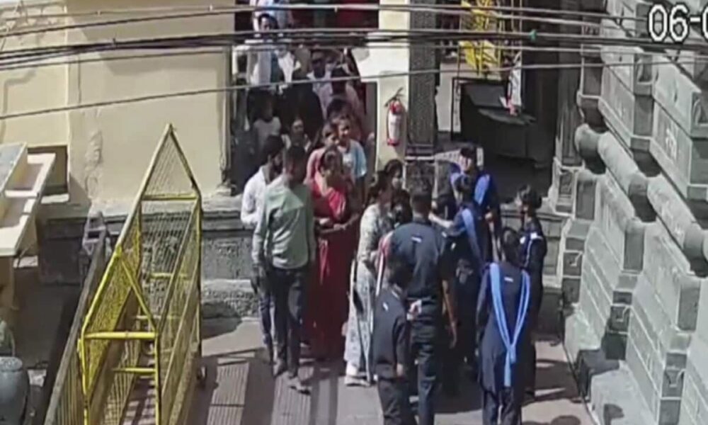 महाकाल मंदिर में रील बनाने से रोका तो लड़कियों ने कर दी पिटाई, लेकिन बढ़ी मुसीबत; देखिए सीसीटीवी फुटेज