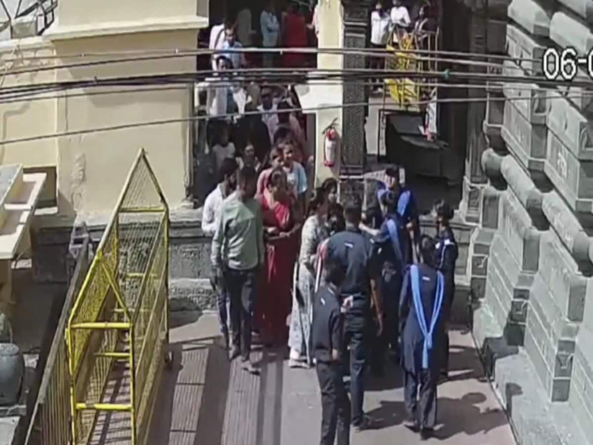 महाकाल मंदिर में रील बनाने से रोका तो लड़कियों ने कर दी पिटाई, लेकिन बढ़ी मुसीबत; देखिए सीसीटीवी फुटेज महाकाल मंदिर में रील बनाने से रोका तो लड़कियों ने कर दी पिटाई, लेकिन बढ़ी मुसीबत; देखिए सीसीटीवी फुटेज