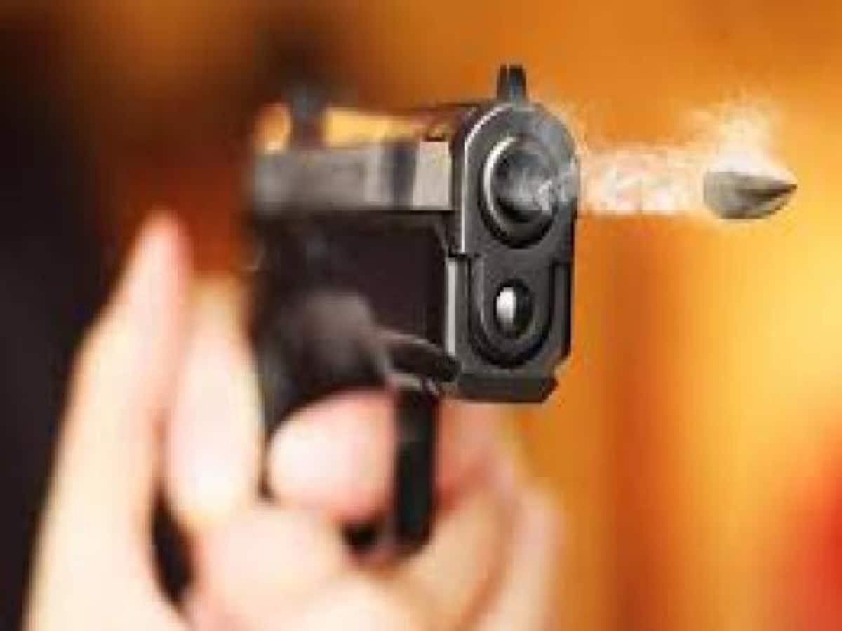 मुरैना में बहन के यौन उत्पीड़न का विरोध करने पर गोलीबारी, एक की मौत, 3 की हालत नाजुक मुरैना में बहन के यौन उत्पीड़न का विरोध करने पर गोलीबारी, एक की मौत, 3 की हालत नाजुक