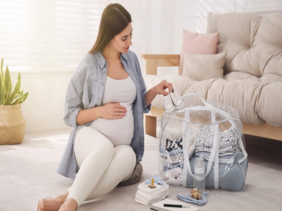 New Mom Should keep these things In maternity bag for Herself New Mom Should keep these things In maternity bag for Herself