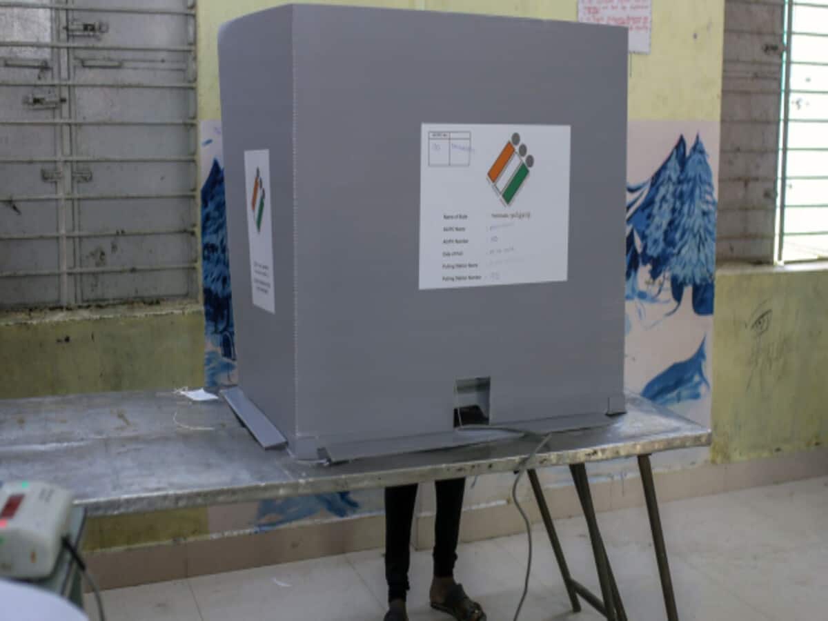 वोट डालने पहुंचे शख्स ने की ऐसी हरकत, हैरान रह गए कर्मचारी; पुलिस ने पकड़ा वोट डालने पहुंचे शख्स ने की ऐसी हरकत, हैरान रह गए कर्मचारी; पुलिस ने पकड़ा