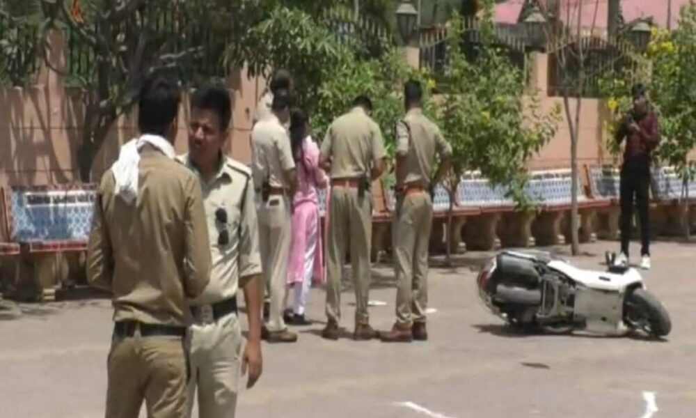 One-sided affair : man shot dead woman and her cousin brother in indore temple and suicide by shoot self