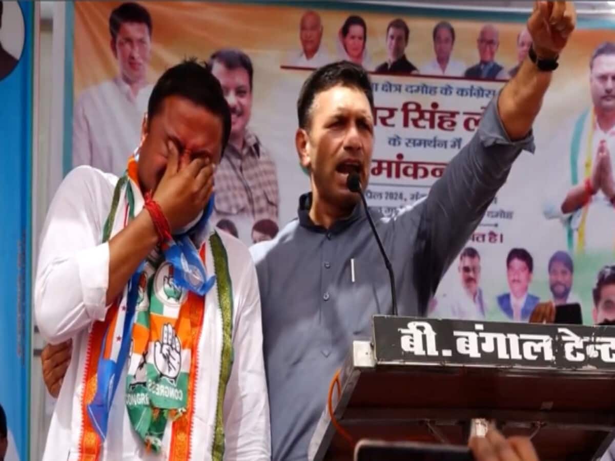 मंच से कांग्रेस प्रदेशाध्यक्ष ने की ईमानदारी और बेईमानी की बात, फूट-फूटकर रोने लगा पार्टी प्रत्याशी मंच से कांग्रेस प्रदेशाध्यक्ष ने की ईमानदारी और बेईमानी की बात, फूट-फूटकर रोने लगा पार्टी प्रत्याशी